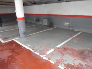 Aparcament cotxe a Carrer del duero 40. Parking coche pequeño o 2 motos, ascensor y aseo