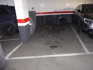 Parking coche en Passeig de fabra i puig 289. Plaza para coche grande o mediano y moto