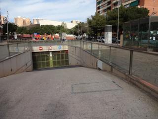 Parking voiture à Passeig d'urrutia 84. Plaza coche grande y moto mediana