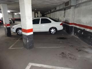 Aparcament cotxe a Carrer del greco 9. Coche pequeño cómoda para salir conductor