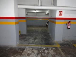 Parking coche en Carrer de pitàgores 23. Plaza para coche mediano + moto + bicicleta