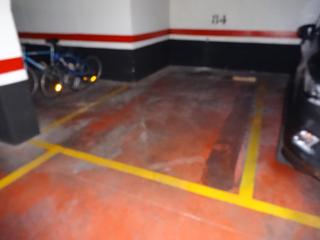 Miete Autoparkplatz in Carrer de cartellà 93. Plaza coche grande, cómoda y sin maniobra