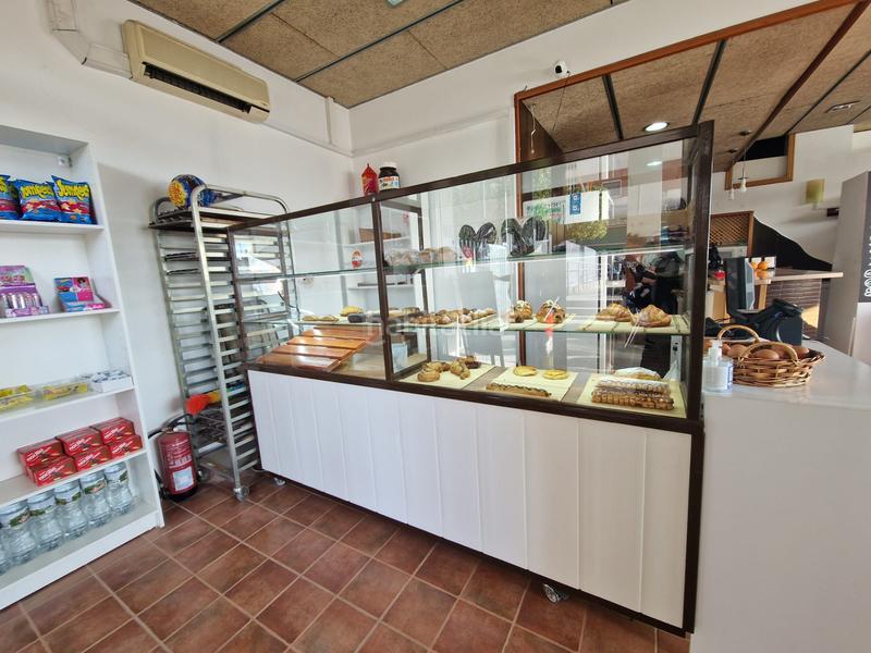Foto 0047b33c-7dce-4961-b4c0-ff92aeb32adb. Traspaso local comercial traspaso granja,bar ,panadería junto cilegio en Sabadell