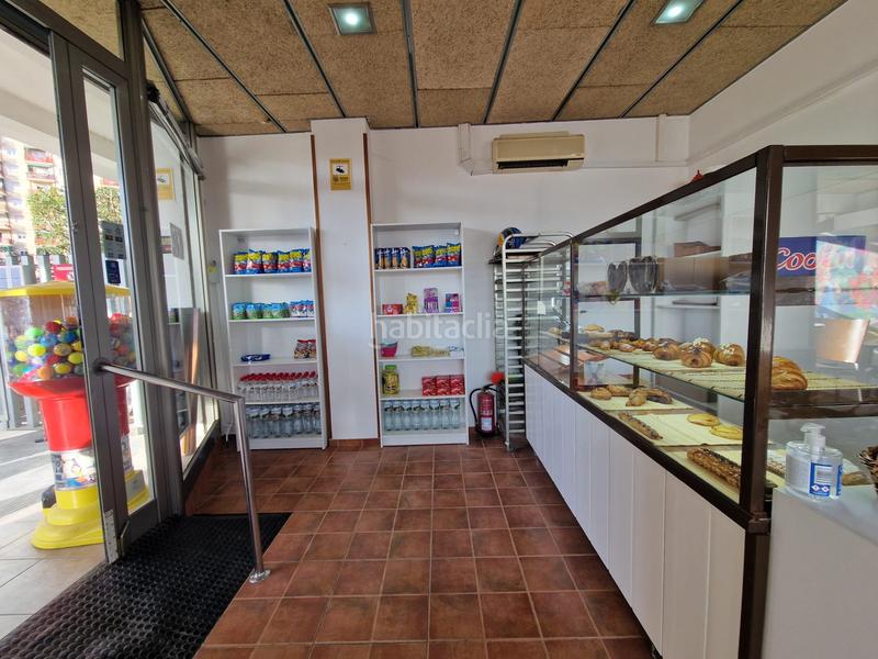 Foto 18aefd84-b782-420b-9967-14dc365cd3a8. Traspaso local comercial traspaso granja,bar ,panadería junto cilegio en Sabadell