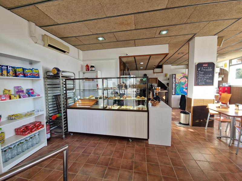 Foto 7c11995b-d05a-4dad-893d-89d84d7b8dbc. Traspaso local comercial traspaso granja,bar ,panadería junto cilegio en Sabadell