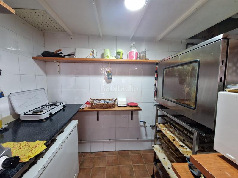 Foto 8f655268-c101-48bb-957b-f02e2e9736d5. Traspaso local comercial traspaso granja,bar ,panadería junto cilegio en Sabadell