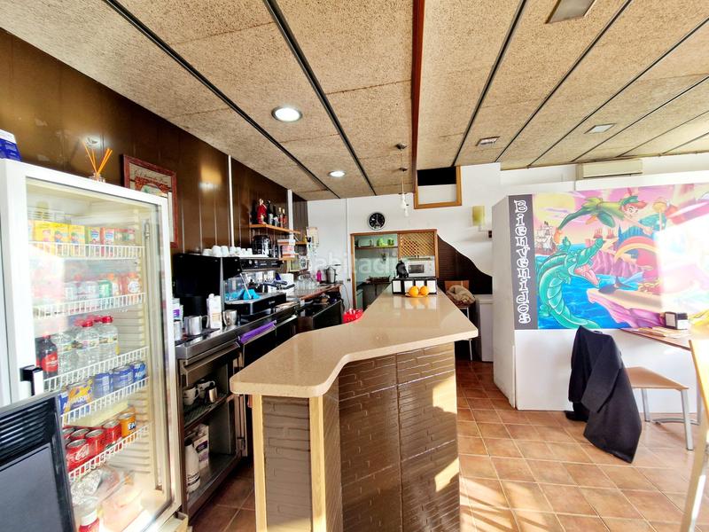 Foto cfa9fcb3-908f-469c-aceb-9e7a60579e89. Traspaso local comercial traspaso granja,bar ,panadería junto cilegio en Sabadell