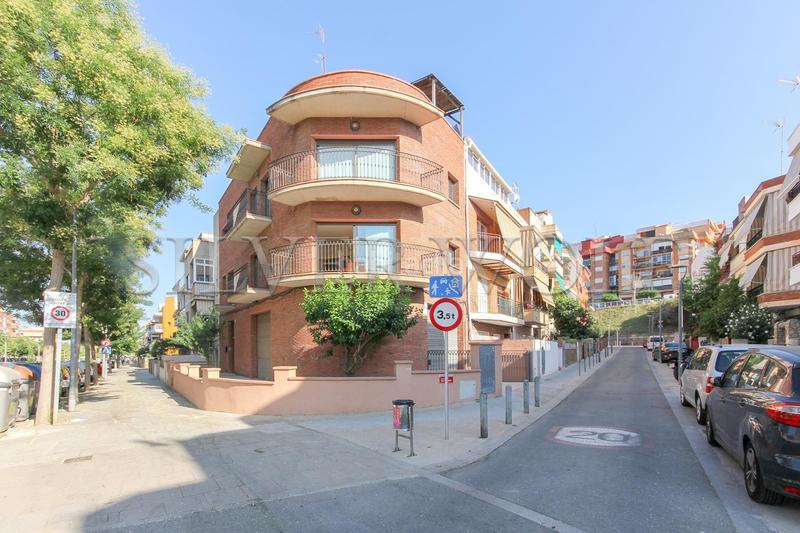 Foto 19de21bb-4327-46f5-adcd-a6832c51670f. Casa amb calefacció aparcament a Can Tintorer-Can Tries Gavà