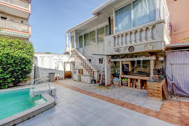 Foto a41d75ee-fe87-42a5-858b-00acdf920fc7. Maison avec chauffage parking piscine dans Lluminetes Castelldefels