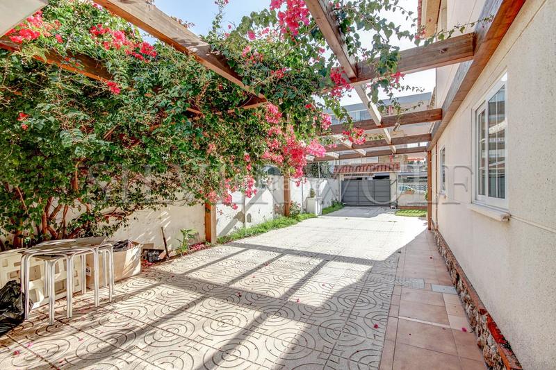 Foto ba8dd3d9-92f5-44f3-8734-438b476610ab. Maison avec chauffage parking piscine dans Lluminetes Castelldefels