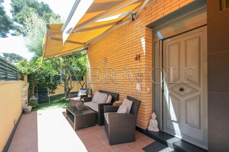 Foto 0dd21e8f-a6a5-40e3-8e65-97763a3b6a3b. Casa adossada amb calefacció aparcament a Montmar Castelldefels