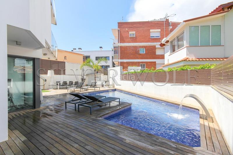 Foto 037674fc-a2a0-4653-a4b3-9cf19ee103bf. Casa con riscaldamento parcheggio piscina in Lluminetes Castelldefels