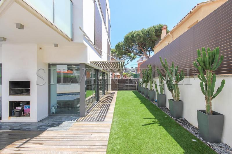 Foto 49f02f67-4b7f-44af-ba01-55bd9578f3e6. Casa con riscaldamento parcheggio piscina in Lluminetes Castelldefels