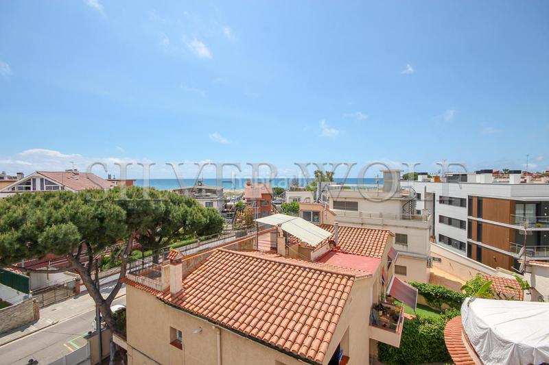 Foto 5e282438-6884-4129-a3d1-df82e2b929fd. Casa con riscaldamento parcheggio piscina in Lluminetes Castelldefels