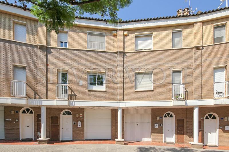 Foto 57f941b2-1e9d-46b0-bcf0-688cbde6a12a. Casa a schiera con riscaldamento parcheggio in Torrent Ballester Viladecans