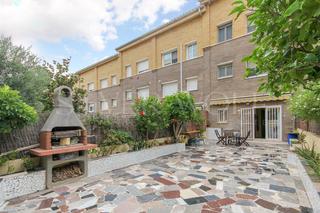 Casa adossada  Carrer de lola anglada. Adosada pero única