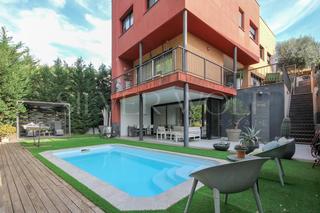 Maison  Carrer del pi. Rojo pasión