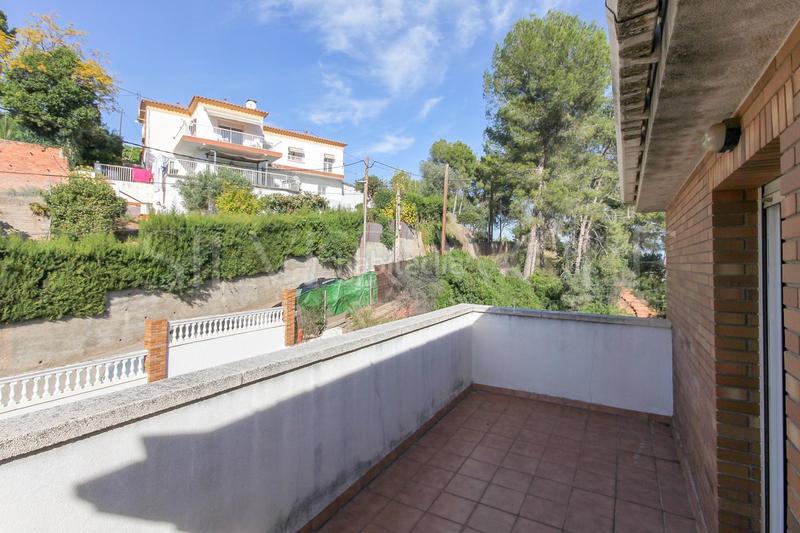 Foto bd0c7c6e-5611-4c17-9f38-82f196e2d29e. Casa con riscaldamento parcheggio piscina in Corbera de Llobregat
