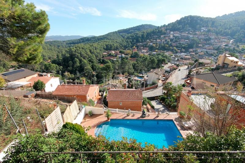 Foto f150207c-8713-4c64-bc4e-fa647bff35cd. Casa con riscaldamento parcheggio piscina in Corbera de Llobregat