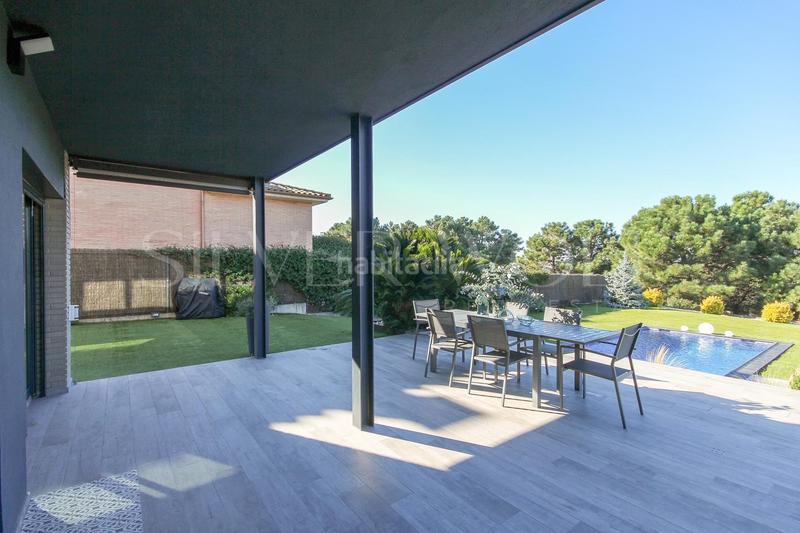 Foto 33961619-559b-4458-a125-6fcbcbd07d4d. Casa diamante en la roca en Roca del Vallès (La)