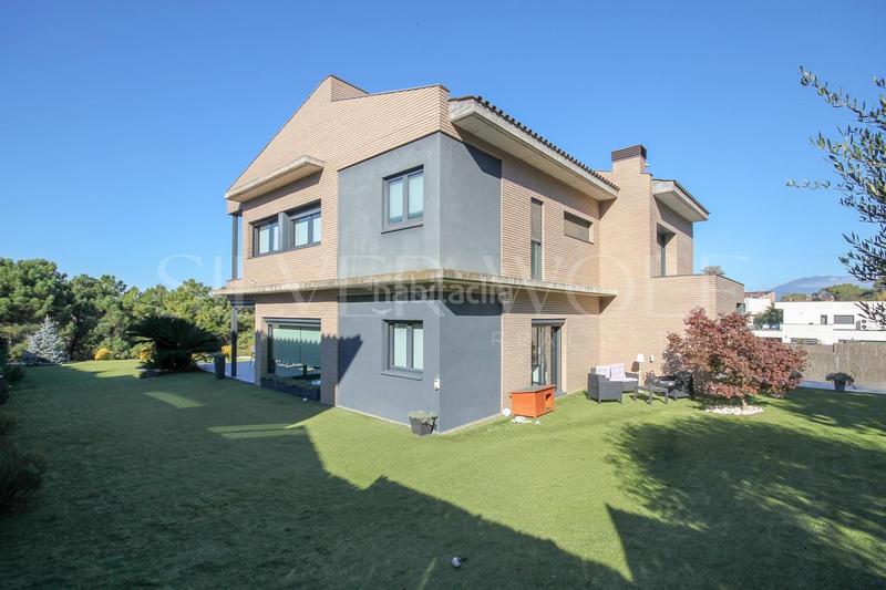 Foto 90ddcb97-a573-4186-b947-a77749f8b3d9. Casa diamante en la roca en Roca del Vallès (La)