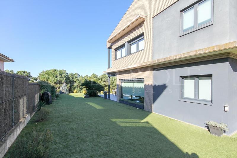 Foto 96d754f9-ec2a-46bc-843e-84b73cbe20ad. Casa diamante en la roca en Roca del Vallès (La)