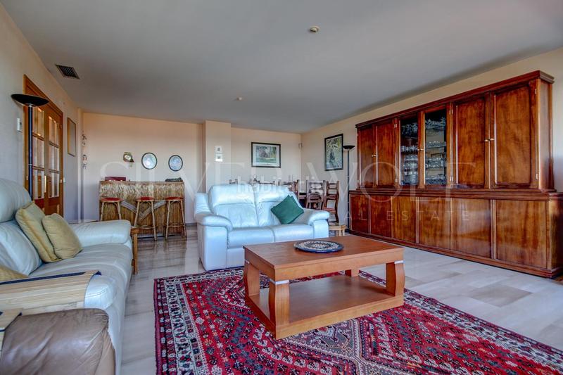 Foto 24a1f150-ae8c-40b0-bbc4-6189756258c2. Àtic amb calefacció aparcament piscina a les botigues de Sitges Sitges