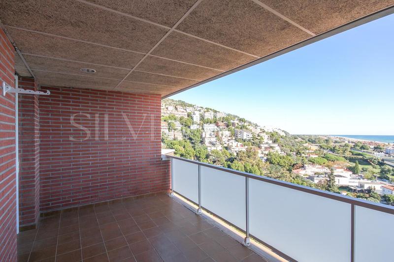 Foto 8022713c-182b-4b54-a40c-192ca1c1a086. Àtic amb calefacció aparcament piscina a les botigues de Sitges Sitges