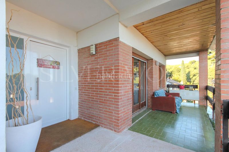 Foto 1e96a220-6d32-4224-923c-765f0100ed8a. Casa amb calefacció aparcament piscina a Montmar Castelldefels
