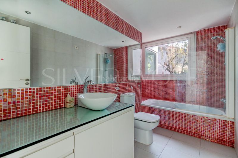 Foto d9288989-7e66-4047-ae05-2b156b218939. Casa amb calefacció aparcament piscina a La Pineda Castelldefels
