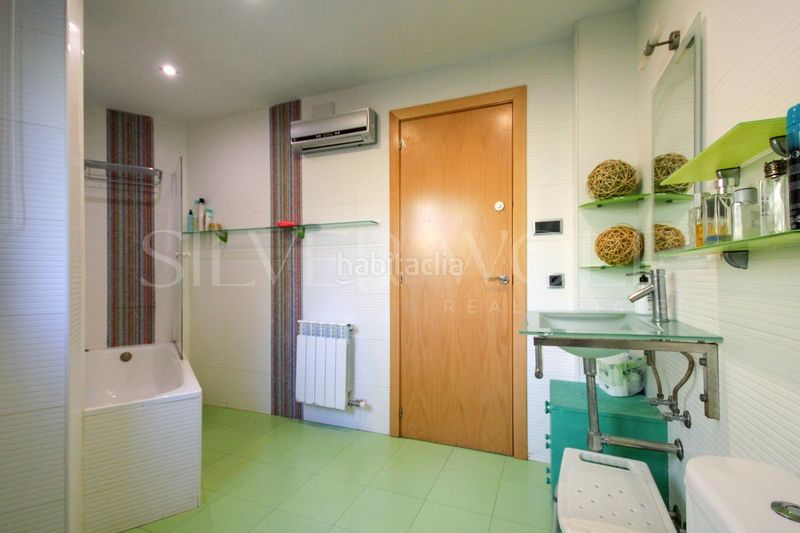 Foto dda002e1-a3a9-4db0-8ba1-a53438a28eac. Casa amb calefacció aparcament piscina a Cervelló