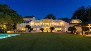 Casa  Avinguda can monmany. Villa california
