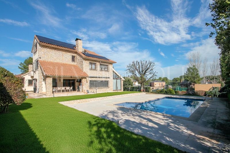 Foto f2d1f98d-09dd-47b6-b775-99500ac3de6b. Casa sofisticada y funcional en Pallejà