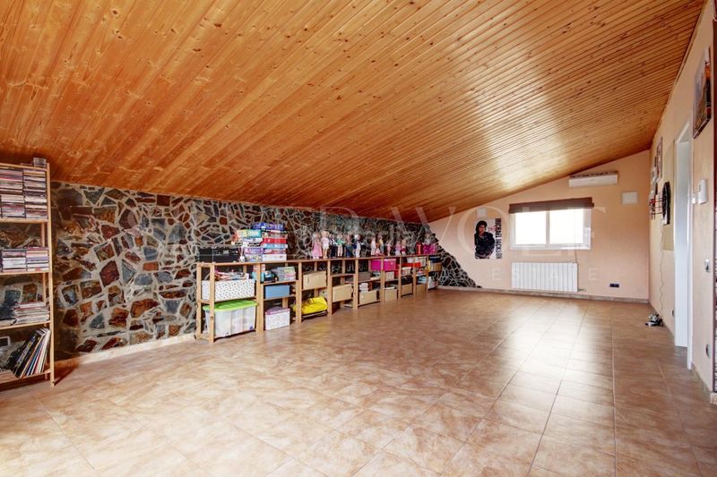 Foto cae5e81b-83b1-48ef-bedd-56069ce195ce. Casa amb calefacció aparcament piscina a Molins de Rei