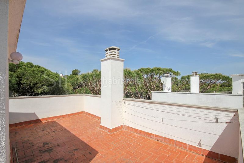 Foto 3df674c4-9e4c-4661-b06d-de59f465c814. Casa amb calefacció aparcament piscina a Gava Mar Gavà