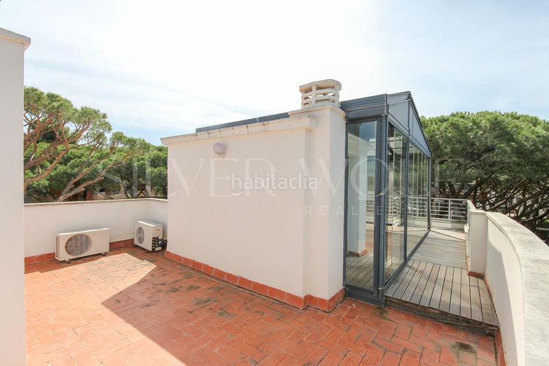 Foto 5db9b7a9-8bea-444d-91b6-09a56619f857. Casa amb calefacció aparcament piscina a Gava Mar Gavà