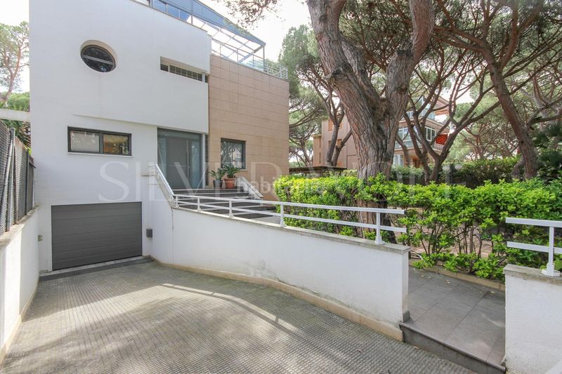 Foto fe1b0c56-151b-4b69-982d-cf21d2563d55. Casa amb calefacció aparcament piscina a Gava Mar Gavà