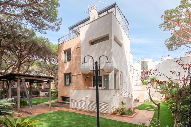 Foto ffe10263-70ec-42fc-bc0b-f248c95ce9ea. Casa amb calefacció aparcament piscina a Gava Mar Gavà