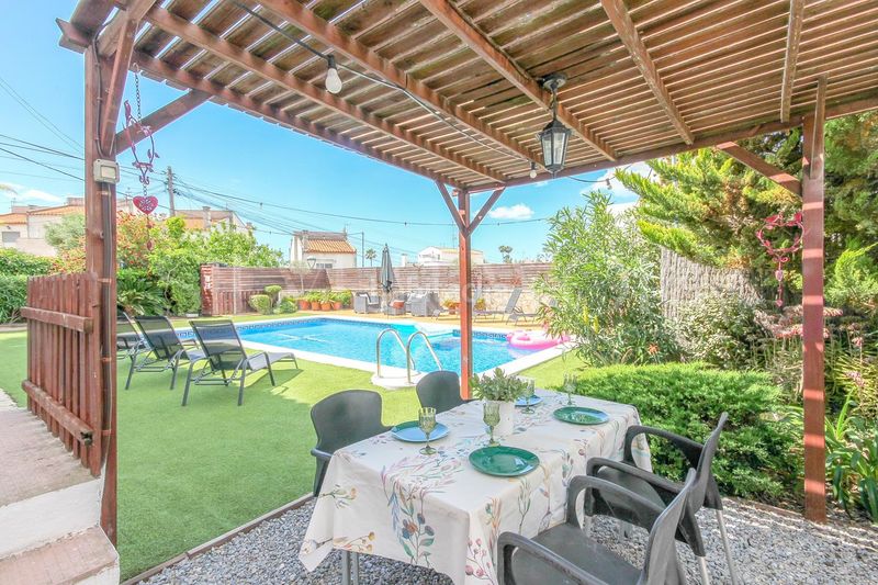 Foto c146abb5-55e1-4526-a61d-7c3c1c4b9a2c. Casa amb calefacció piscina a Cunit residencial Cunit