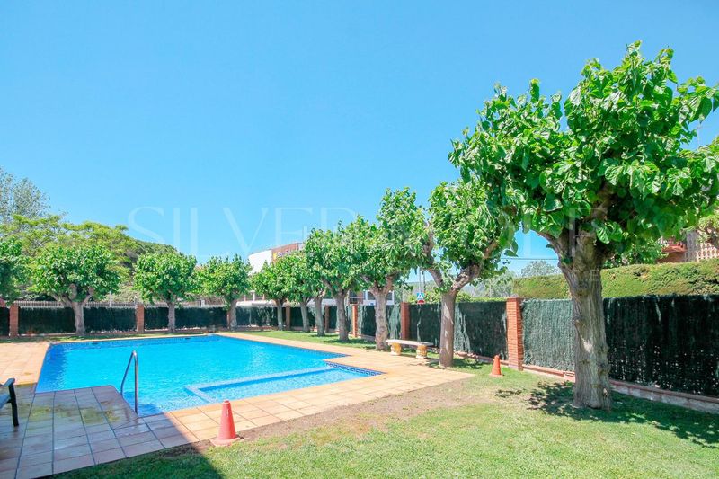 Foto d3cc3140-f880-4aa5-a7d9-f3aa307ebe2a. Pis amb calefacció aparcament piscina a Gava Mar Gavà