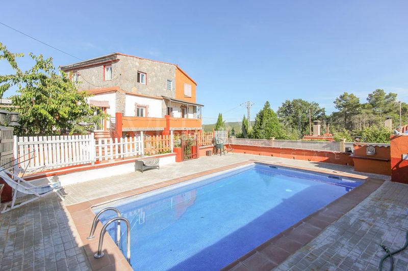 Foto ed6b6b42-fccb-4369-add6-89185cfa747a. Casa amb aparcament piscina a Pontons