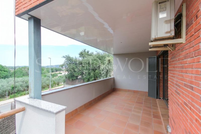 Foto 081aa9ef-faa0-4f93-bcf4-a64ff672f193. Casa aparellada amb aparcament piscina a Montornès del Vallès