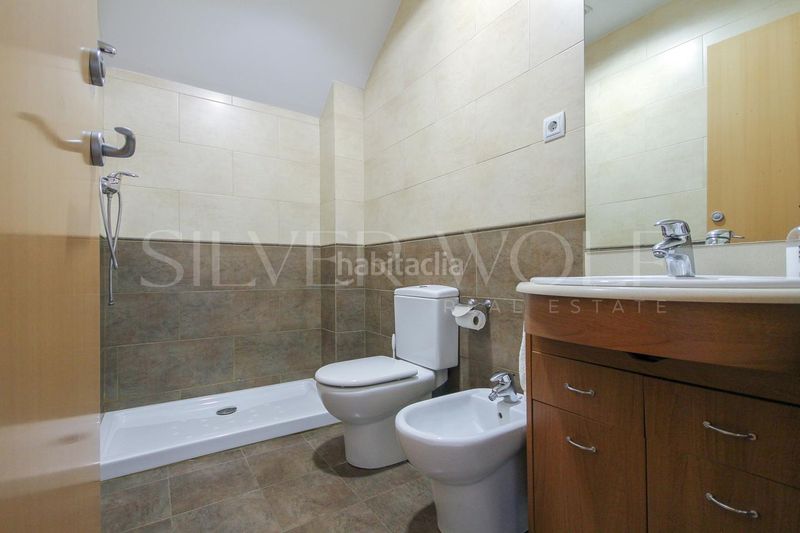 Foto 2fa0139a-7a5c-4f4a-8ecb-8c61d1ee9108. Casa aparellada amb aparcament piscina a Montornès del Vallès