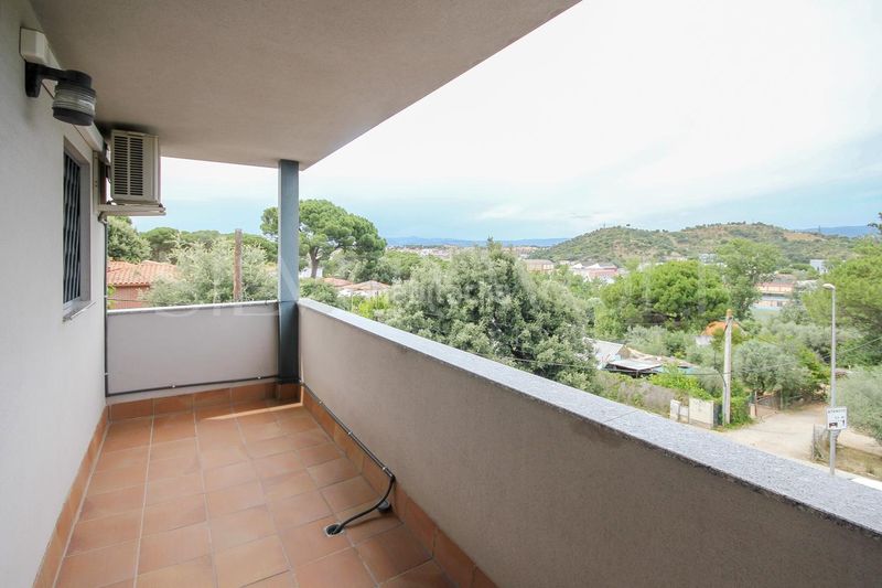 Foto a182647f-c300-4079-adc5-aa516a49c532. Casa aparellada amb aparcament piscina a Montornès del Vallès