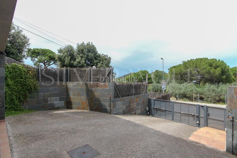 Foto cd6d255c-0b57-4142-8a8e-24be1f278a49. Casa aparellada amb aparcament piscina a Montornès del Vallès