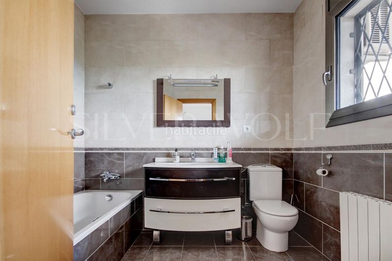 Foto dea44f94-3e96-479d-8a89-13f246bac701. Casa aparellada amb aparcament piscina a Montornès del Vallès