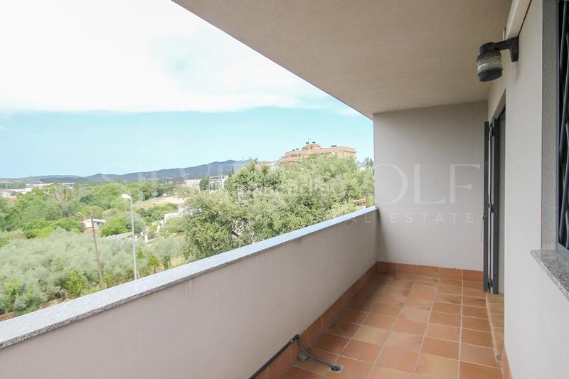 Foto f43f00c4-b6fb-4e1d-aa3d-fdf7619e8763. Casa aparellada amb aparcament piscina a Montornès del Vallès