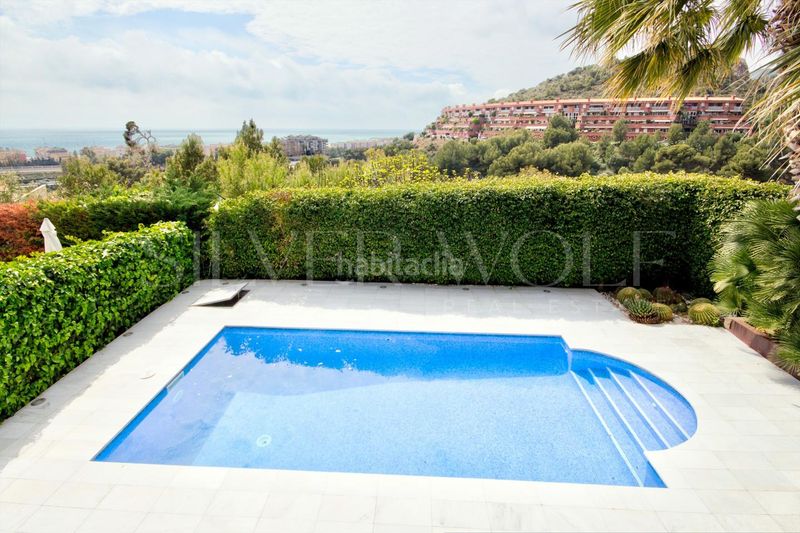 Foto 967aa833-027d-4fe8-b4b2-d5d4b2f14fc2. Casa amb calefacció aparcament piscina a les botigues de Sitges Sitges