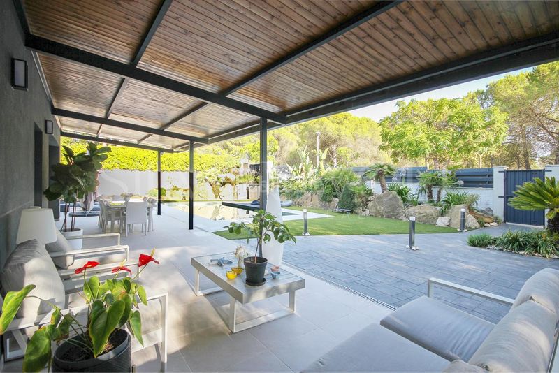 Foto 480c9d74-3782-481d-bdd2-f69fe8e71e8d. Casa amb aparcament piscina a Begues