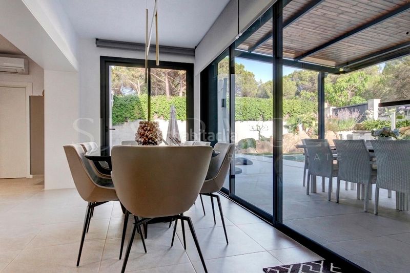Foto f616fa75-066d-418e-ac30-0d7cd48d55e8. Casa amb aparcament piscina a Begues